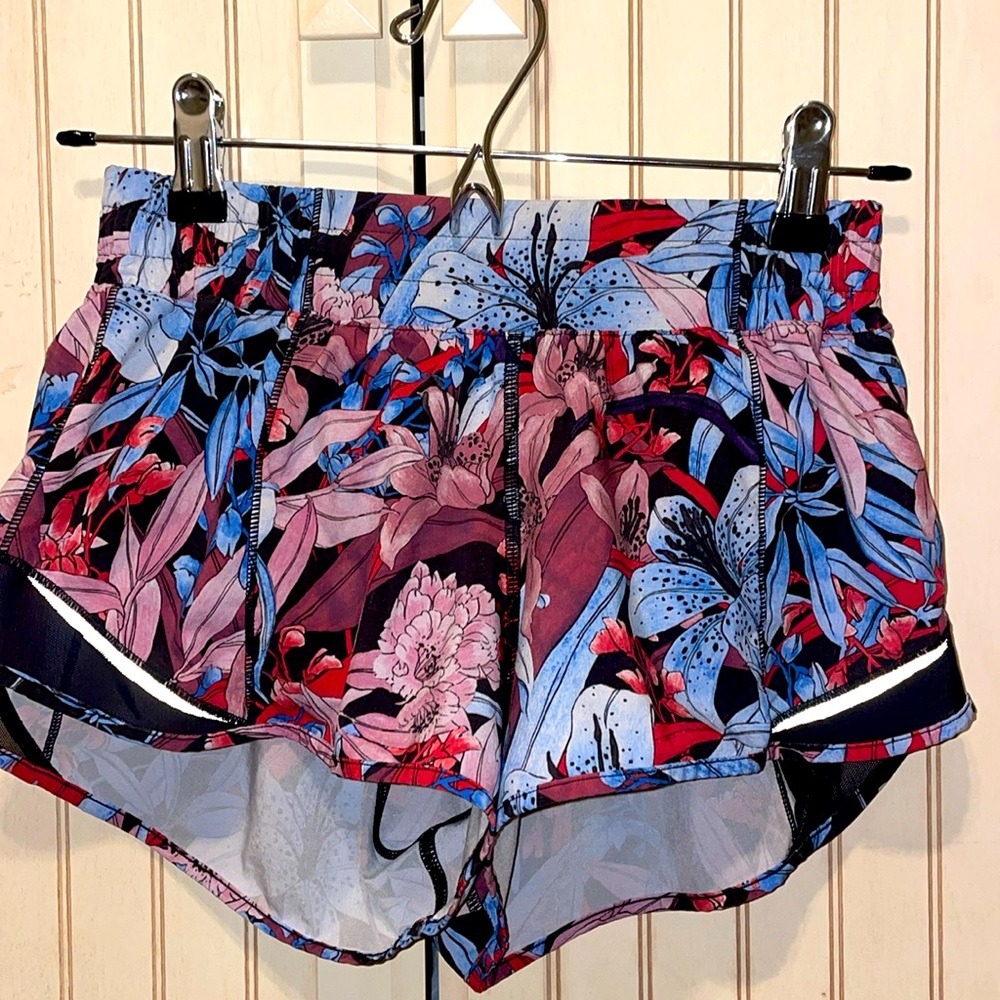 LULULEMON Women’s Blue and Red Floral Shorts. Size 4 Regular.